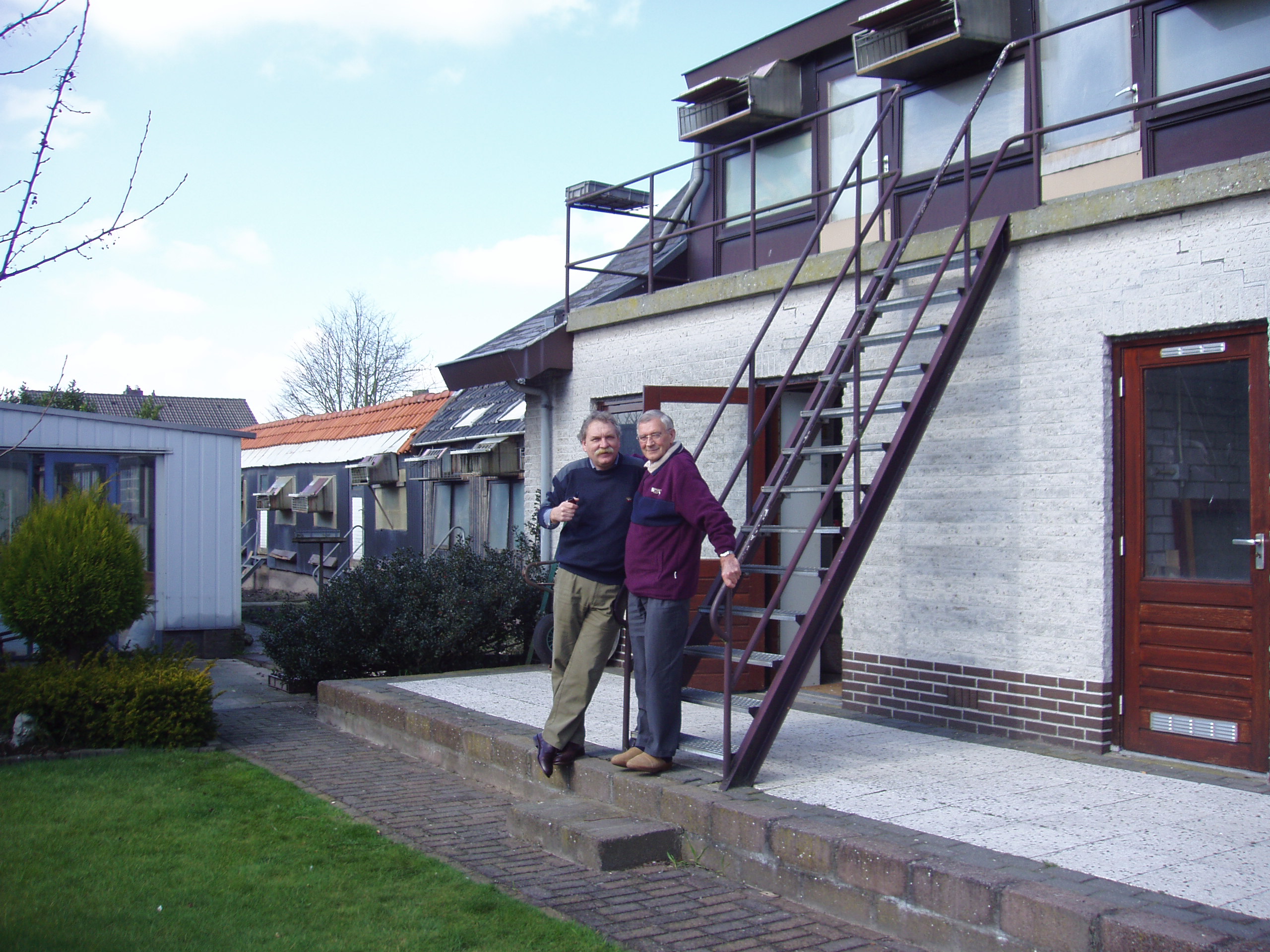 Willem van Breene samen met Piet Lazeroms bij diens hokken